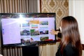 Đại biểu trải nghiệm không gian du lịch 3D tại buổi ra mắt Cổng thông tin du lịch thông minh Bình Thuận. Ảnh: Nguyễn Thanh - TTXVN