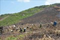 Ngày 18/4, bất chấp sự có mặt của công an và lực lượng bảo vệ rừng, hàng chục người dân vẫn tổ chức đốt dọn trên diện tích rừng bị phá để lấy đất sản xuất. Ảnh: Tuấn Anh – TTXVN
