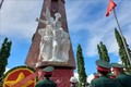 Các đại biểu dâng hoa và thăm quan các hiện vật chiến tranh tại khuôn viên Tượng đài Chiến thắng Đăk Tô - Tân Cảnh (Kon Tum). Ảnh: Khoa Chương - TTXVN