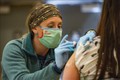 Nhân viên y tế tiêm vaccine phòng COVID-19 cho trẻ em tại Bidderford, Maine, Mỹ. Ảnh: AFP/ TTXVN