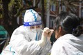 Nhân viên y tế lấy mẫu xét nghiệm COVID-19 cho người dân tại Bắc Kinh, Trung Quốc ngày 26/4/2022. Ảnh: THX/TTXVN