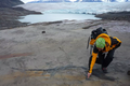 Nhà cổ sinh vật học Judith Pardo bên vị trí phát hiện hóa thạch thằn lằn cá. Ảnh: news9live.com