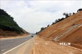 Mái taluy tại Km25 trên tuyến cao tốc La Sơn – Túy Loan đang thi công dở dang. Ảnh: Đỗ Trưởng - TTXVN