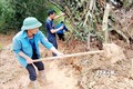 Đoàn viên, thanh niên huyện Chi Lăng (Lạng Sơn) giúp dân khắc phục sạt lở do mưa lũ gây ra. Ảnh: Thái Thuần – TTXVN