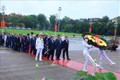 Các đồng chí lãnh đạo Đảng, Nhà nước cùng các đại biểu Quốc hội đặt vòng hoa và vào Lăng viếng Chủ tịch Hồ Chí Minh. Ảnh: Văn Điệp - TTXVN