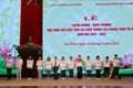 Phó Chủ tịch Thường trực UBND tỉnh Lai Châu Tống Thanh Hải tặng Giấy khen cho các học sinh đạt giải cấp quốc gia. Ảnh: Đinh Thùy-TTXVN