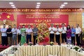 Lãnh đạo tỉnh Lào Cai tặng lẵng hoa chúc mừng những người làm báo nhân ngày Báo chí Cách mạng Việt Nam 21/6. Ảnh: Quốc Khánh - TTXVN