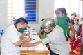 Các y, bác sỹ thuộc Bộ Chỉ huy Quân sự tỉnh Đắk Nông khám bệnh cho nhân dân vùng biên giới. Ảnh: Ngọc Minh – TTXVN