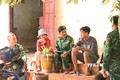Lực lượng chức năng nắm bắt thông tin và tuyên truyền đến dân làng Kloong ở xã biên giới Ia O, huyện Ia Grai . Ảnh: Hoài Nam - TTXVN