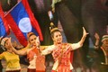 Tiết mục múa và hát "Phàu Lào Sa Mắc Khi" (Dân tộc Lào đoàn kết) của các nghệ sĩ Lào. Ảnh: Tuấn Đức – TTXVN