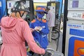 Người dân mua xăng tại một điểm kinh doanh xăng, dầu ở Hà Nội. Ảnh: Trần Việt - TTXVN