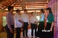 Đoàn công tác động viên, thăm hỏi gia đình chị Là Thị Lọ, bản Ba Nhất, xã Chiềng Bằng, huyện Quỳnh Nhai. Ảnh: Quang Quyết-TTXVN