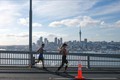 Người dân chạy bộ thể dục tại Auckland, New Zealand. Ảnh: THX/TTXVN