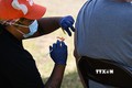 Nhân viên y tế tiêm vaccine phòng bệnh đậu mùa khỉ tại Los Angeles, bang California (Mỹ) ngày 27/7/2022. Ảnh: AFP/TTXVN