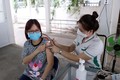 Tiêm vaccine phòng COVID-19 mũi 4 cho người dân tại Bệnh viện Đa khoa Sài Gòn-Phan Rang. Ảnh: Công Thử - TTXVN