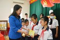 Phó Chủ tịch nước Võ Thị Ánh Xuân tặng quà cho trẻ em có hoàn cảnh khó khăn tại huyện Buôn Đôn. Ảnh: Tuấn Anh – TTXVN
