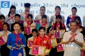 Trao chứng nhận danh hiệu cháu ngoan Bác Hồ cho các em thiếu nhi tiêu biểu tỉnh Sơn La năm 2020. Ảnh: Quang Quyết - TTXVN
