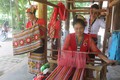 Phụ nữ Thái bản Phẩy Thái Minh, xã Tiên Kỳ tỷ mỉ tạo ra những sản phẩm thổ cẩm độc đáo. Ảnh: Bích Huệ - TTXVN