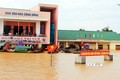 Nước lũ ngập sâu, nhân dân thôn Tiền Phong xã Quang Vĩnh huyện Đức Thọ tránh trú ở nhà văn hóa cộng đồng. Ảnh: Công Tường-TTXVN
