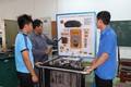Giảng viên Trường Cao đẳng nghề Ninh Thuận hướng dẫn sinh viên học thực hành sửa chữa mô hình động cơ ô tô tại xưởng. Ảnh: Nguyễn Thành – TTXVN