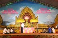Các nghệ nhân Chùa Bình Phú tái hiện lễ cúng trăng trên sân khấu. Ảnh: Thanh Hòa- TTXVN