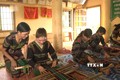 Để gìn giữ bản sắc văn hóa không bị mai một và cải thiện thu nhập cho đồng bào dân tộc thiểu số, thời gian qua, tỉnh Đắk Nông đã tạo nhiều điều kiện để mở các lớp dạy nghề dệt thổ cẩm cho phụ nữ các buôn làng. Ảnh: TTXVN phát