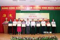 Lãnh đạo Ban Dân tộc Thành phố Hồ Chí Minh khen thưởng các tập thể có thành tích xuất sắc trong công tác chăm lo, thực hiện chính sách dân tộc năm 2022. Ảnh: Xuân Khu-TTXVN