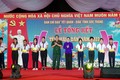 Ban Chỉ đạo “Tết quân - dân” tỉnh Sóc Trăng tổ chức trao học bổng cho học sinh nghèo vượt khó. Ảnh: Trung Hiếu - TTXVN