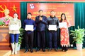Các tác giả đoạt giải Nhất cuộc thi sáng tạo tác phẩm báo chí về xây dựng nông thôn mới năm 2022. Ảnh: Thái Thuần – TTXVN