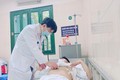 PGS-TS Phùng Duy Hồng Sơn thăm khám cho một bệnh nhân trẻ tuổi đang điều trị lóc động mạch chủ. Ảnh: thanhnien.vn