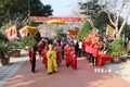 Các đại biểu lãnh đạo thành phố Lai Châu và nhân dân trong, ngoài tỉnh Lai Châu chuẩn bị dâng hương tại đền thờ Vua Lê Lợi. Ảnh: Đinh Thùy-TTXVN