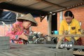 Người dân xã Mỹ Phước, huyện Mang Thít, tỉnh Vĩnh Long làm việc ở các cơ sở sản xuất gạch truyền thống. Ảnh: Lê Thúy Hằng - TTXVN