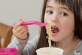Mỹ: Gần 1/3 số vụ trẻ em bị bỏng nước sôi là do mì ăn liền