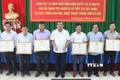 Đại diện các tập thể nhận Bằng khen của Chủ tịch UBND tỉnh Trà Vinh vì có thành tích xuất sắc trong thực hiện Nghị quyết số 23-NQ/TW. Ảnh: Thanh Hòa - TTXVN