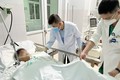  Các bác sĩ Bệnh viện Chợ Rẫy, Thành phố Hồ Chí Minh hỗ trợ điều trị cho các Bệnh nhân ngộ độc Botulinum tại Bệnh viện Đa khoa Khu vực Bắc Quảng Nam. Ảnh: TTXVN