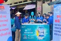 Tuổi trẻ thành phố Hà Tĩnh tổ chức ra mắt mô hình "Chợ thanh toán không dùng tiền mặt" tại chợ Hà Tĩnh, hướng dẫn người dân mở tài khoản thanh toán trực tuyến tại chợ. Ảnh: TTXVN phát