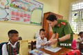 Đối với nhiều em nhỏ xã Quảng Nhâm, Đại uý Tân như một người “anh nuôi” luôn quan tâm, giúp đỡ các em tận tình. Ảnh: Mai Trang-TTXVN