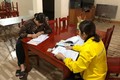 Cán bộ bưu điện tỉnh Yên Bái tư vấn cho người dân tham gia bảo hiểm xã hội tự nguyện. Ảnh: TTXVN phát