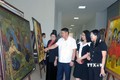 Các đại biểu tham quan gian trưng bày một số tác phẩm nghệ thuật nổi bật của tỉnh Sơn La. Ảnh: Quang Quyết – TTXVN