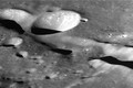 Bức ảnh về miệng núi lửa Tsiolkovskiy trên mặt trăng do tàu vũ trụ không người lái Danuri của Hàn Quốc chụp ngày 22/3/2023. Ảnh: YONHAP/TTXVN