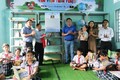 Ban tổ chức, Lãnh đạo địa phương và Ban giám hiệu Trường Tiểu học Ba Dinh khai trương Tủ sách. Ảnh: Đinh Hương - TTXVN