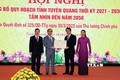 Thứ trưởng Bộ Kế hoạch và Đầu tư Trần Quốc Phương (bên phải) trao Quyết định số 325/QĐ-TTg ngày 30/3/2023 của Thủ tướng Chính phủ cho tỉnh Tuyên Quang. Ảnh: Quang Cường – TTXVN