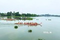 Các đội thuyền đua tranh quyết liệt trên sông Sài Gòn đoạn qua phường Phú Cường, thành phố Thủ Dầu Một, tỉnh Bình Dương. Ảnh: Dương Chí Tưởng - TTXVN