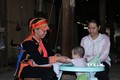 Dù không được hưởng chế độ hỗ trợ, nhưng cô đỡ thôn bản Lý Minh Thương, ở bản Ma Ly Pho, xã Ma Ly Pho, huyện Phong Thổ vẫn miệt mài làm nhiệm vụ vì sức khoẻ dân bản. Ảnh: Đinh Thùy - TTXVN