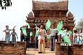 Đoàn Famtrip doanh nghiệp du lịch của Ấn Độ vui múa cùng thiếu nữ Chăm tại tháp Pô Klong Garai. Ảnh: Công Thử- TTXVN