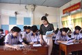 Cô Đỗ Thị Thu - giáo viên Trường Trung học cơ sở và Trung học phổ thông Ba Hòn, huyện Kiên Lương (Kiên Giang) trong giờ ôn tập toán cho học sinh lớp 12. Ảnh: baokiengiang.vn