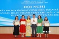 Sở Giáo dục và Đào tạo tỉnh Sơn La tặng giấy khen cho các tập thể có thành tích xuất sắc trong đợt thi đua. Ảnh: Hữu Quyết - TTXVN