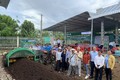 Áp dụng cơ giới hóa để sản xuất phân bón hữu cơ từ rơm rạ tại quận Thốt Nốt (thành phố Cần Thơ). Ảnh: baocantho.com.vn