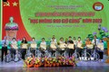 Ban Tổ chức trao Giấy khen của Hội Khuyến học tỉnh Sơn La và xe đạp cho các em học sinh. Ảnh: Quang Quyết - TTXVN
