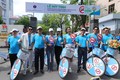 Thứ trưởng Bộ Y tế Trần Văn Thuấn và các đại sứ chương trình đạp xe hưởng ứng phòng, chống thuốc lá. Ảnh: Hoàng Hiếu - TTXVN